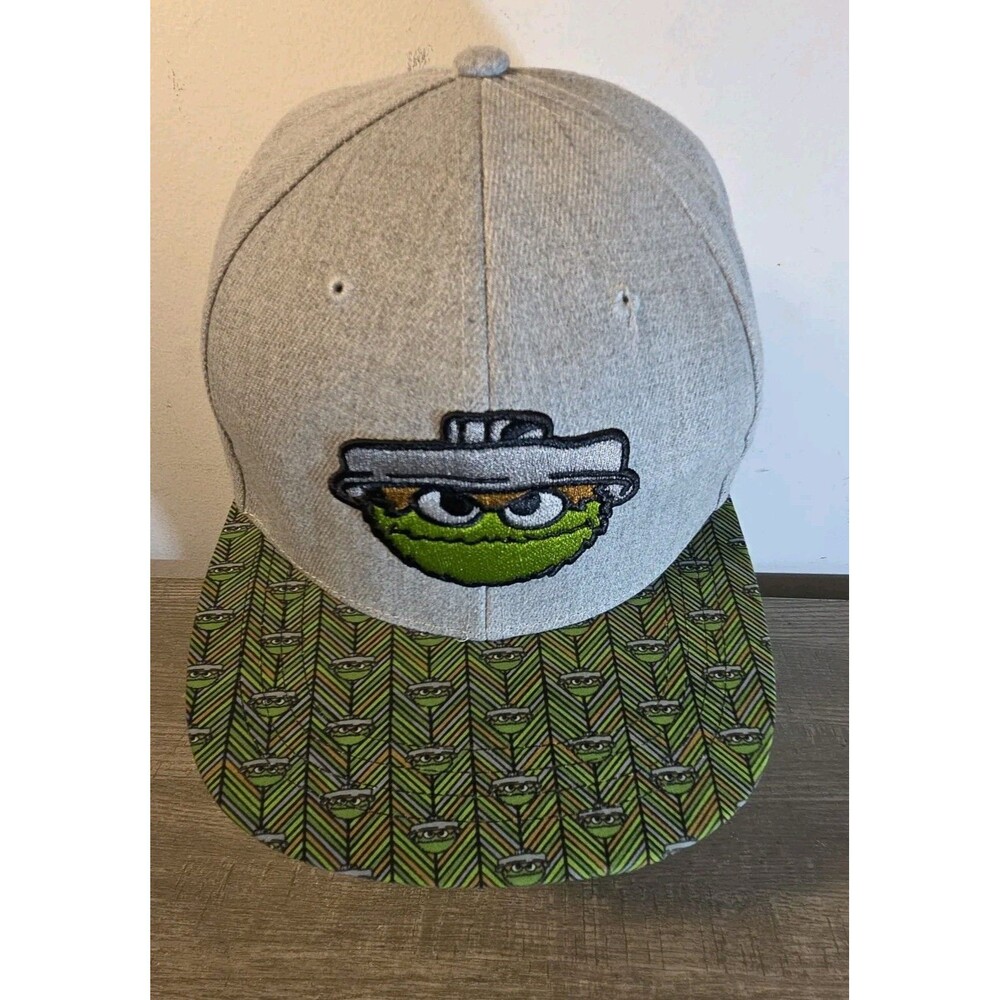 Sesame Street Oscar The Grouch Hat Snapback Grey Heather Geometric Brim Flat Cap